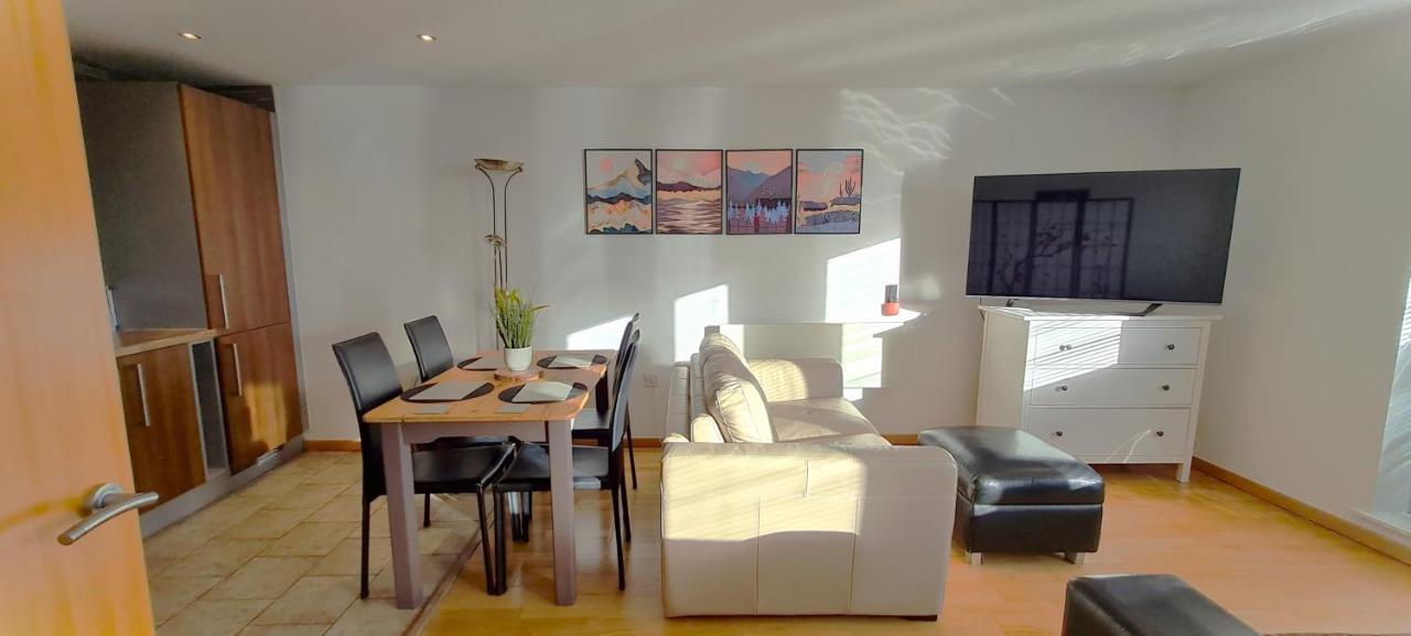 Sidemersey Livings- Convenient 1-Bedroom Flat With A View, Central Ливерпуль Экстерьер фото